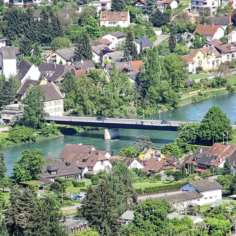 Rheinheim Ansicht Rheinheim mit der Brücke, zur Schweiz umgeben von Bäumen und Häusern.